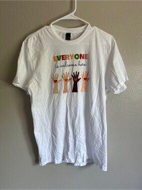 Very Important Tee Everyone is Welcome short sleeve shirt adult size large